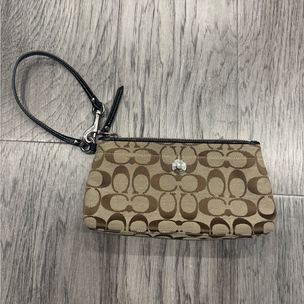 BRAND NEW excellent condition coach wristlet